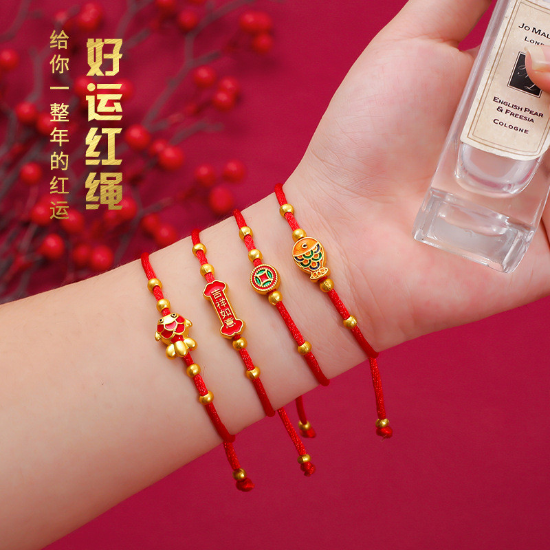 เบนมิง ปีสร้อยข้อมือสตริงสีแดงสไตล์ชาติพันธุ์โลหะผสมโอนลูกปัดสีแดงเชือกมือทอมือปลาขนาดเล็กแท่งมะระเชือกมือของขวัญวันหยุด