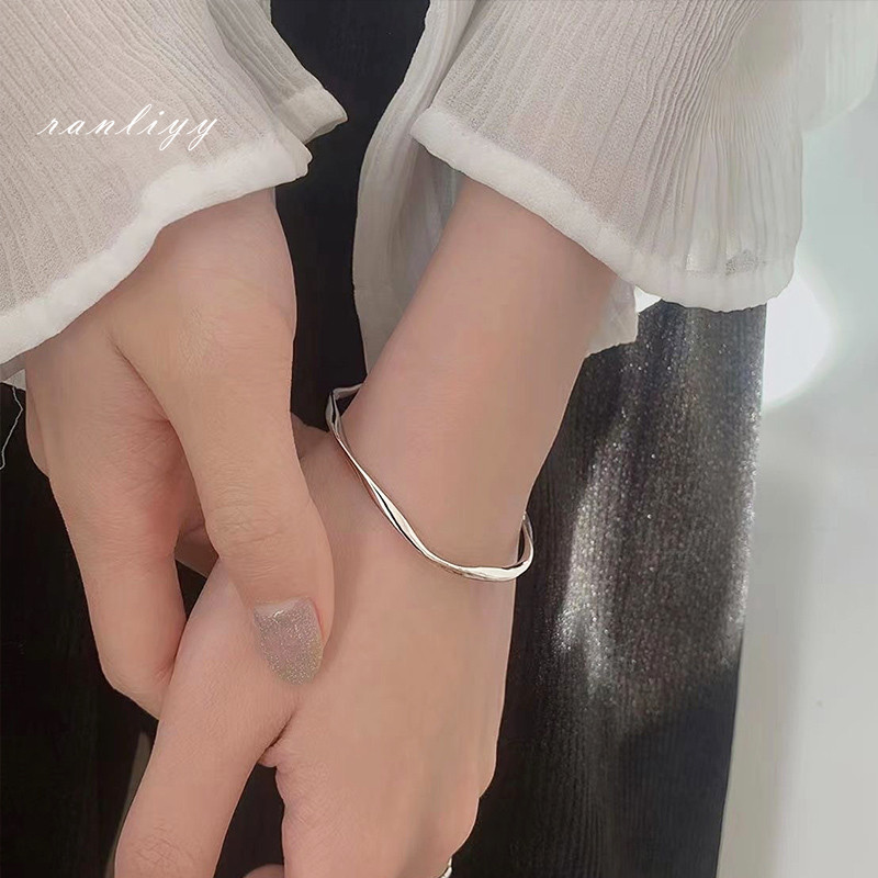 ส่งเร็ว สร้อยข้อมือรูปคลื่นสีเงินเรียบง่ายแฟชั่นหรูหราระดับไฮเอนด์เครื่องประดับสำหรับผู้หญิง-Ranliyy