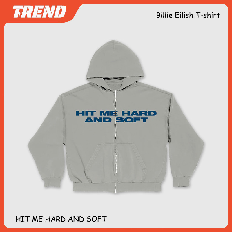 Billie Eilish Hit Me Hard And Soft สีเทาซิป เสื้อฮู้ด ผู้ชายและผู้หญิงบวกขนาดแฟชั่นวินเทจตัวอักษรพิมพ์เสื้อกันหนาว Harajuku คู่ถนนลำลอง เสื้อสวมหัว แจ็คเก็ต