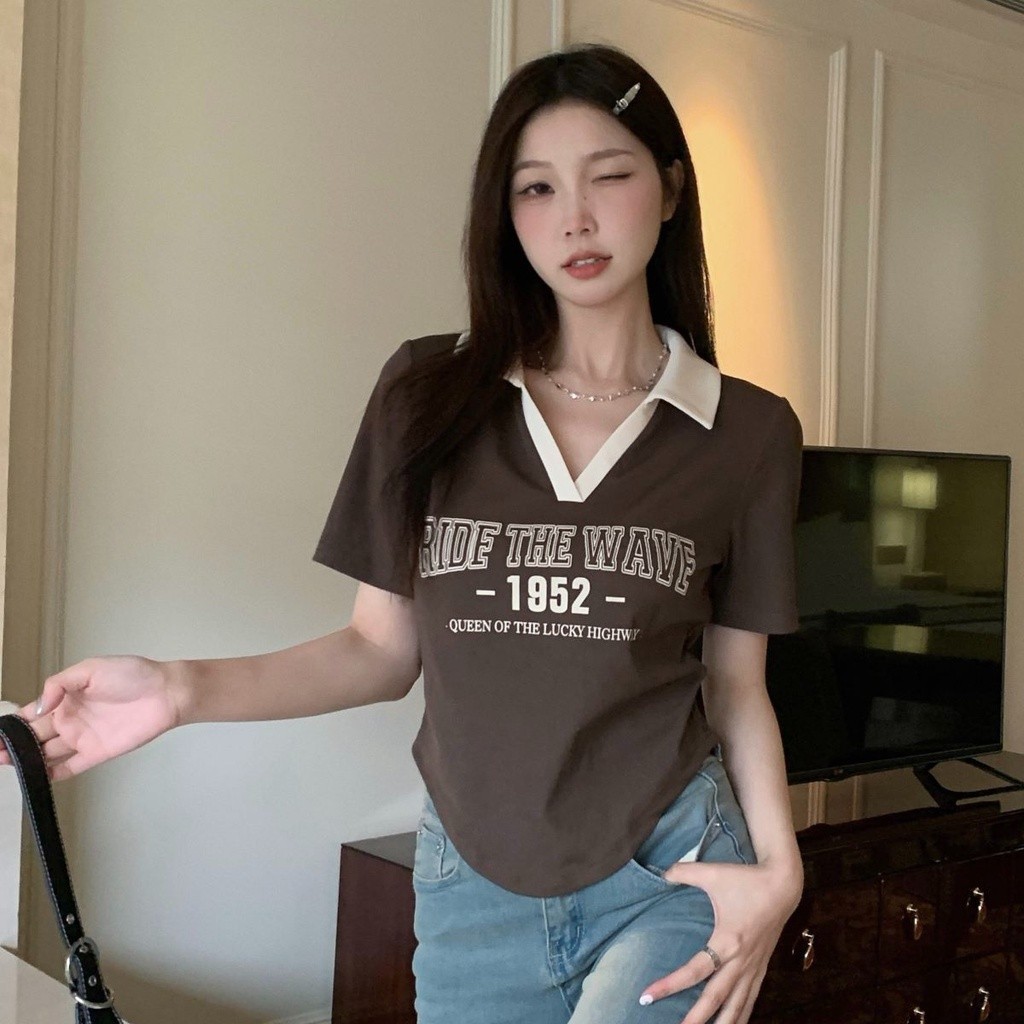Solovely เสื้อสตรี คอวี ปกสีตัดกัน สไตล์เกาหลี จั๊ม เสื้อโปโล พิมพ์ลาย แขนสั้น เสื้อยืด