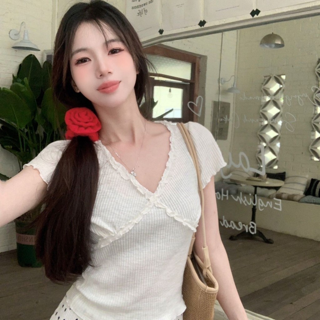 2024 ฤดูร้อนสไตล์ใหม่หวานเชื้อราขอบคอวีเสื้อยืดผู้หญิง Pure Desire ลูกไม้ All-Match แขนสั้นผู้หญิง S