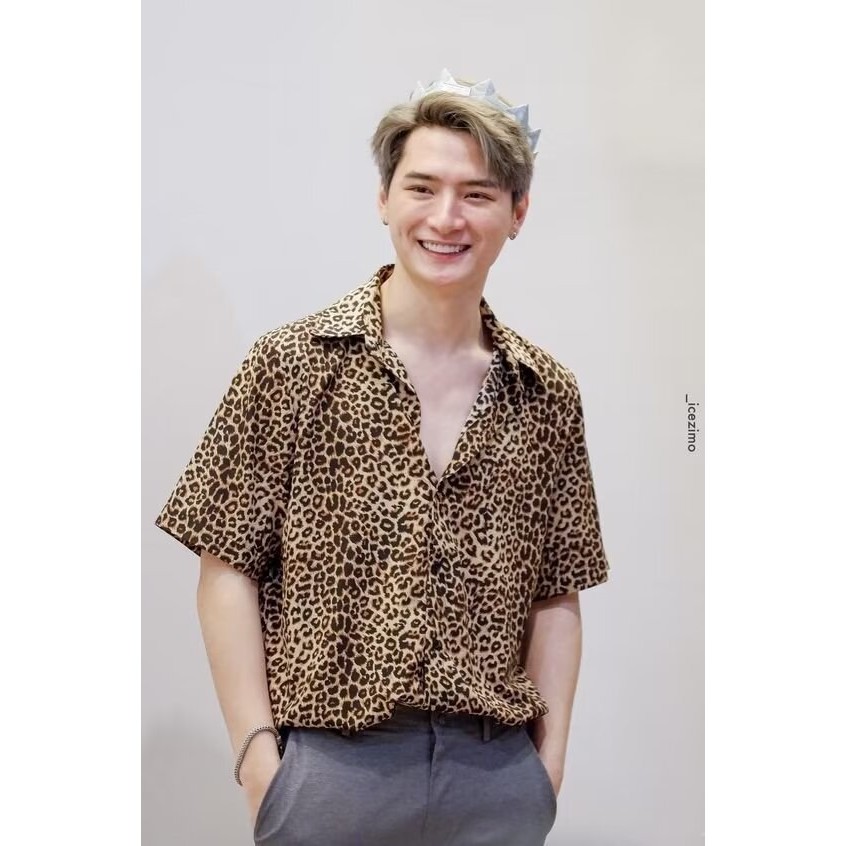 Hawaiii กุ้งสไตล์ชายหาด Jilang ปลอกคอคิวบาผ้าไหมน้ําแข็งพิมพ์ดิจิตอลเสื้อเชิ้ตดอกไม้แขนสั้นลําลองพิมพ์ลายเสือดาวสีเบจ