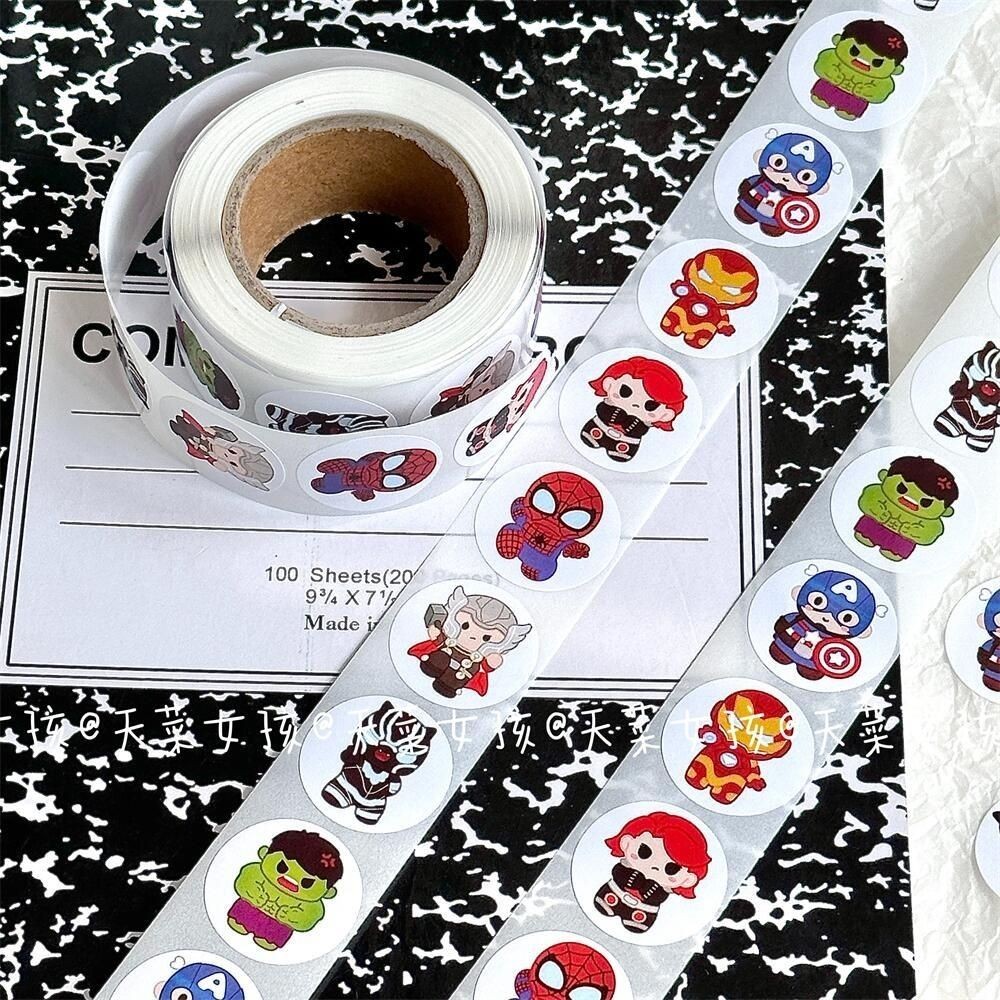 500pcs อุปกรณ์ต่อพ่วงภาพยนตร์ Avengers กัปตันอเมริกา Iron Man Spiderman ม้วนสติกเกอร์เทปคอลเลกชันรางวัลนักเรียนของขวัญ