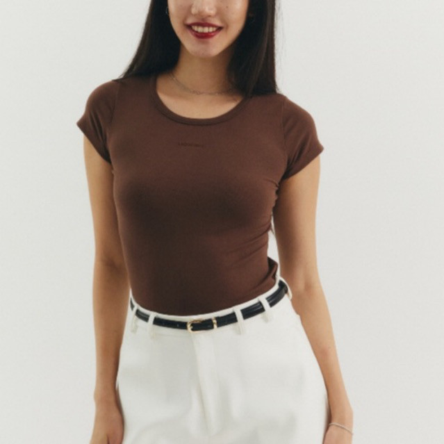 STUDIO UNKNOWN - Unknown Baby Tee เสื้อยืดคอกลมปักโลโก้