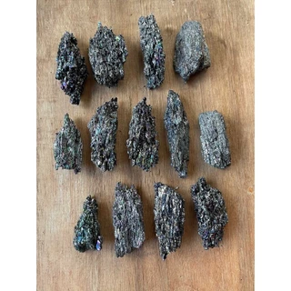 เหล็กไหล7สีจันทรามณีเป็นเหล็กไหลชั้นยอดในชุดเหล็กไหลและเป็นเหล็กไหลที่หาพบได้ยากมากๆมีอิทธิฤทธิ์ด้าน คงกระพันชาตรี