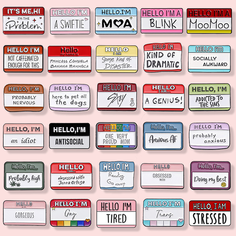 70 รูปแบบ Creative 'Hello I 'm คําคมเข ็ มกลัดข ้ อความกล ่ อง Enamel Pin Design กระเป ๋ าเป ้ สะพายหลัง Badge อุปกรณ ์ เสริมชุดเครื ่ องประดับของขวัญสําหรับเพื ่ อน