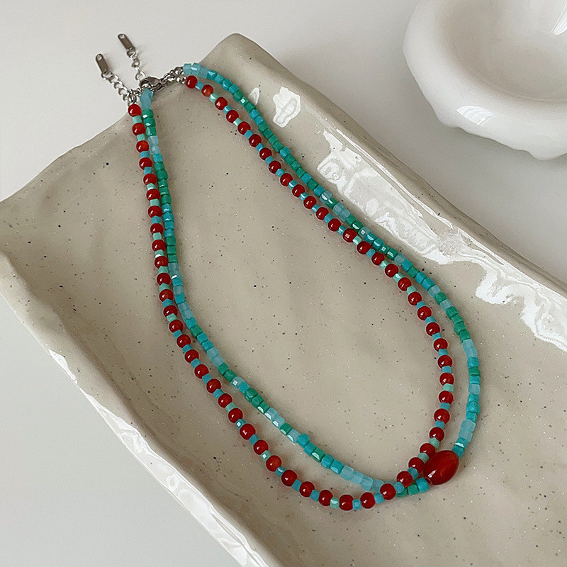 ย้อนยุคบรรยากาศสีแดงสีฟ้าลูกปัดสร้อยคอหญิง อิน