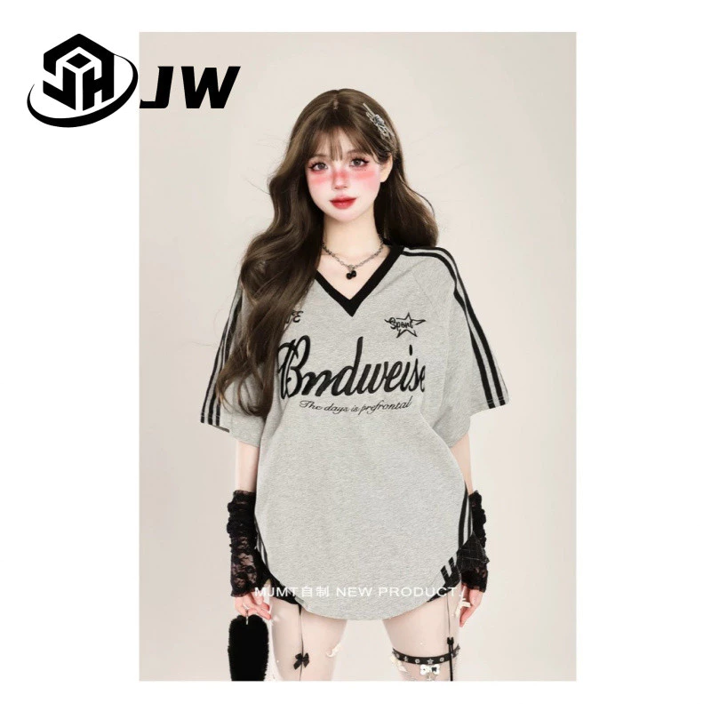 2025 เสื้อกีฬาแขนสั้นคอวีหวานแฟชั่นใหม่ เจอร์ซีย์น่ารักสำหรับเด็กผู้หญิง สไตล์เกาหลี แฟชั่นแห้งเร็ว น้ำหนักเบา สบาย คู่แขนสั้น สไตล์ฮิปฮอปหลวม ผ้าแฟชั่นสตรีท สไตล์เกาหลี ยูนิเซ็กซ์ เสื้อฟุตบอลหลวมขนาดใหญ่ เสื้อยืดกีฬาผู้หญิง thumbnail 3