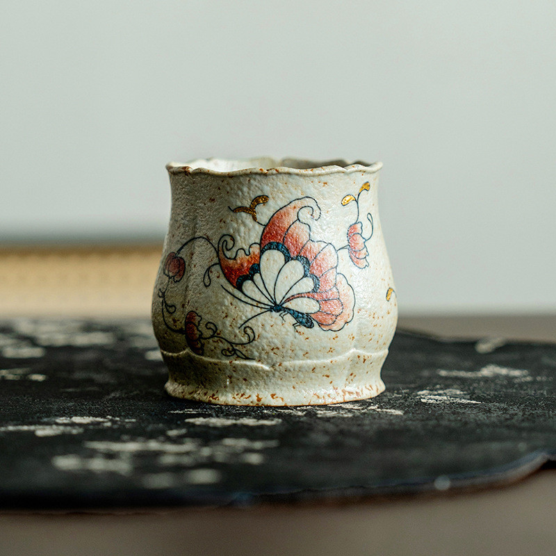 สีฟ้าสีขาวหินเหล็กไฟถ้วยชาสีดําสร้างสรรค์บริสุทธิ์มือวาดดอกไม้ผีเสื้อสีแดงถ้วยชาครัวเรือนมาสเตอร์ถ้ว
