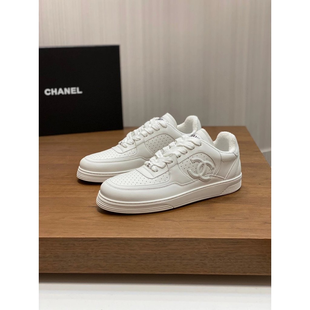[คุณภาพสูง] Chane1 Chanel 23 ล่าสุด รองเท้าหนัง ลายแพนด้า หมายเลขกองทัพอากาศ รองเท้าผ้าใบลําลอง รุ่น Wang Yibo ข้อสั้น สีขาว สไตล์สปอร์ต สําหรับผู้ชาย มี 1 ชิ้น