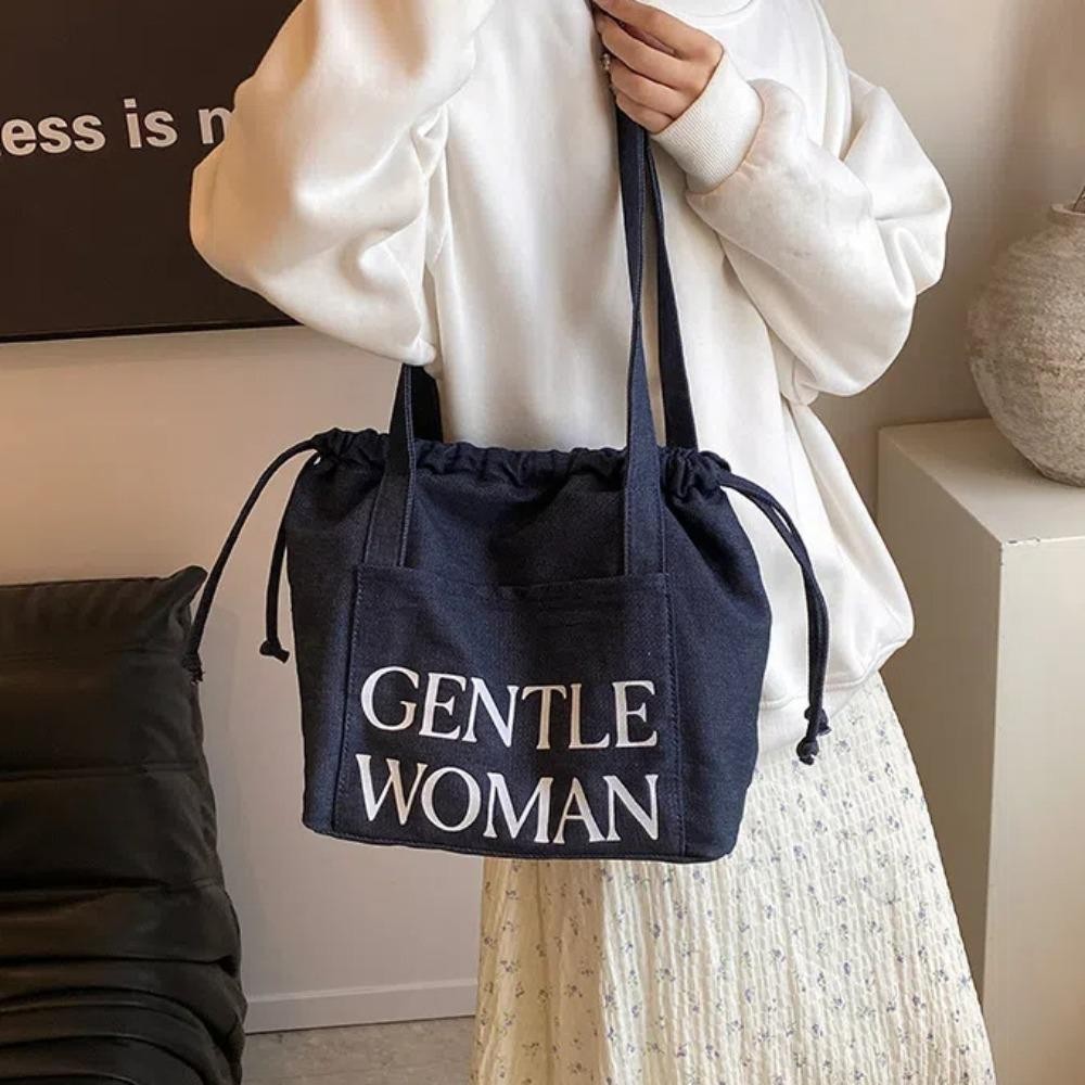 กระเป๋าสะพายไหล่ SEVENHALF Gentlewoman, กระเป๋าผ้าเดนิมหูรูดพิมพ์ลายตัวอักษร, ช้อปปิ้งแม่เหล็กจีบความจุขนาดใหญ่กระเป๋าถังหญิง
