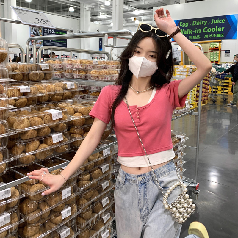 พร้อมส่ง เสื้อครอปรัดรูป ผ้าคอตตอน 100% นุ่มใส่สบาย (fake two-piece top)