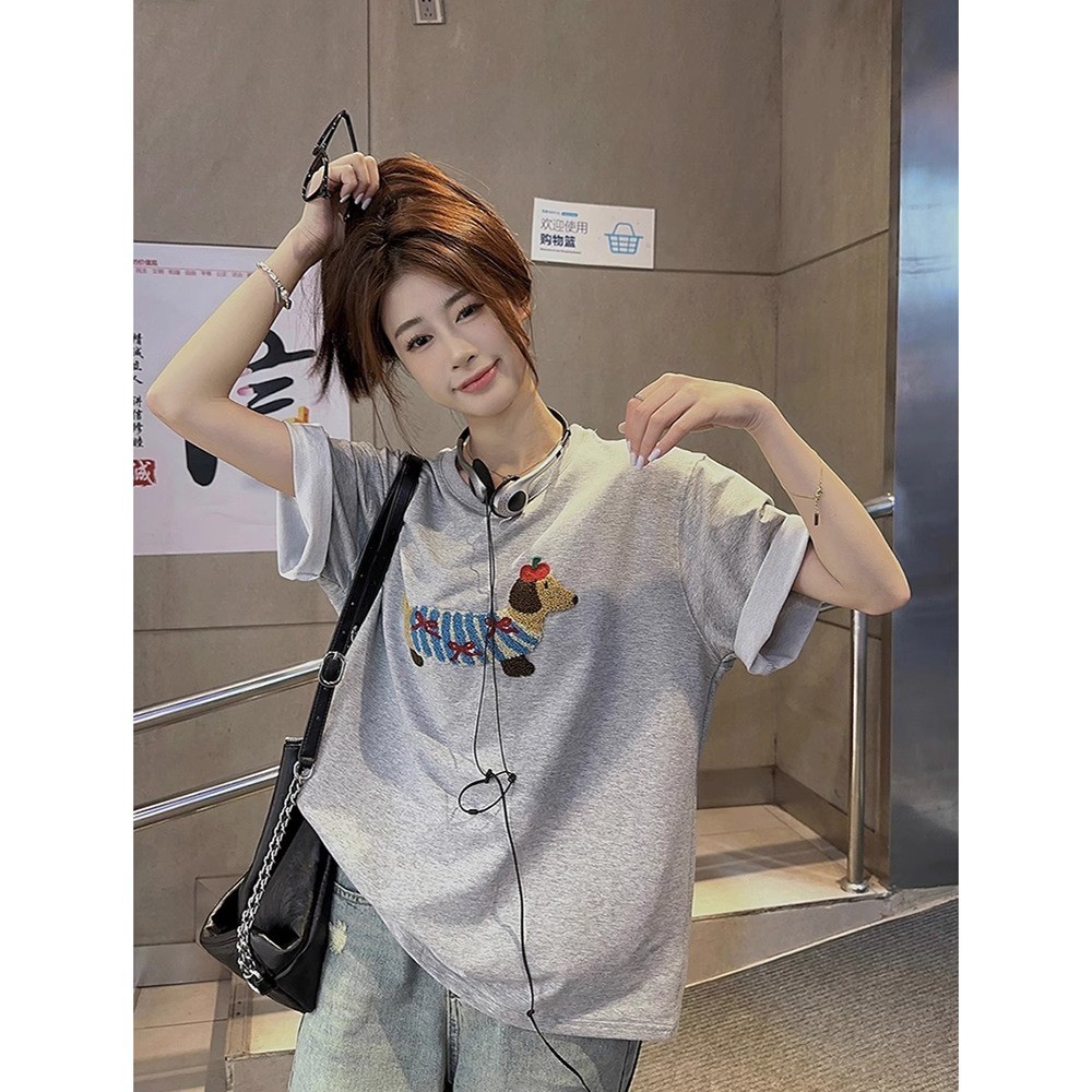 เสื้อยืดแขนสั้นลําลอง ปักลายสุนัขน้อยน่ารัก ทรงหลวม แฟชั่นฤดูร้อน สําหรับผู้หญิง 240416