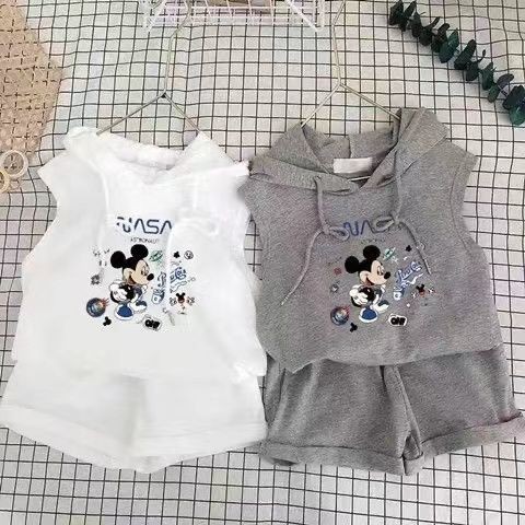 เซ็ตเสื้อมีฮู้ดเด็กชาย ฤดูร้อนใหม่สไตล์เกาหลีผ้าฝ้ายแท้แฟชั่นการ์ตูนมิกกี้เสื้อกั๊กพิมพ์กางเกงขาสั้นสบายๆด้านบนสะดวกสบายและระบายอากาศชุดสองชิ้น