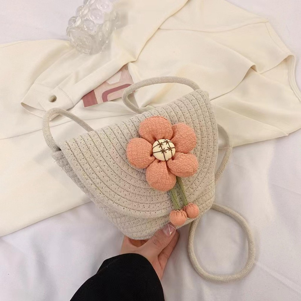 【พร้อมส่ง】กระเป๋าสะพายข้าง กระเป๋าดีไซน์เฉพาะสำหรับผู้หญิง แฟชั่นฤดูร้อนใหม่ปี Ins 2024