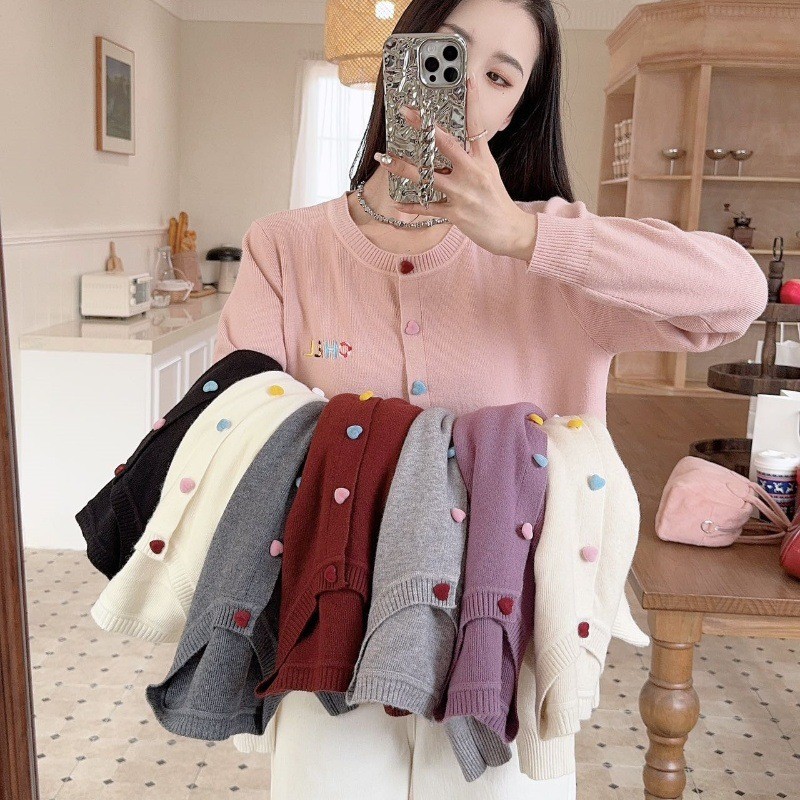 เสื้อคาร์ดิแกนถักสไตล์ใหม่ผู้หญิงแฟชั่นคอกลมแขนยาวเสื้อตัวอักษรปุ่มหัวใจสีสันสดใส