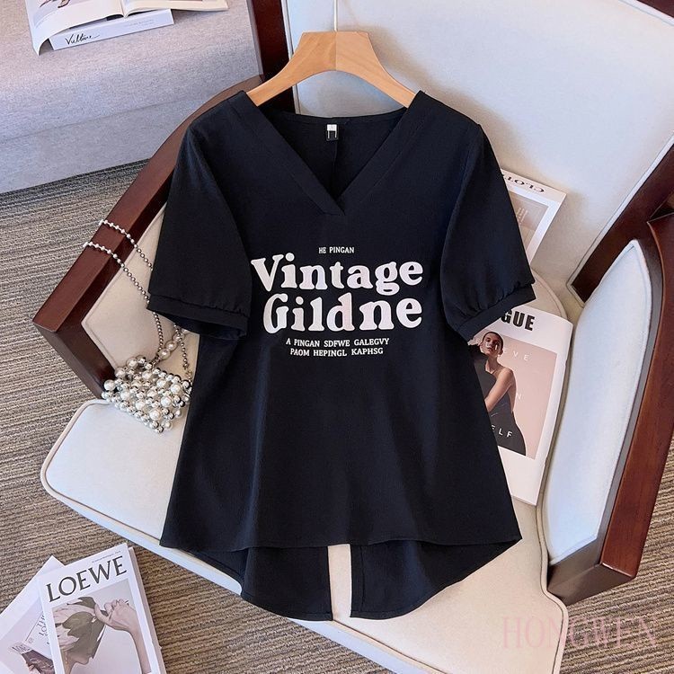 [M-4XL] เสื้อยืดแขนสั้นคอวีตัวอักษรขนาดใหญ่หญิงเวอร์ชั่นเกาหลีแฟชั่นผ่าหลังหลวมด้านบน