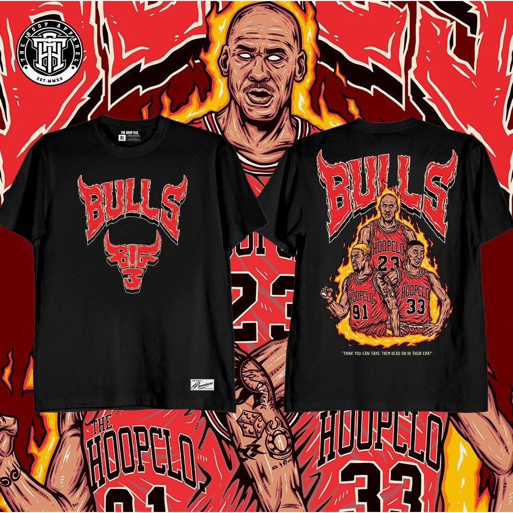 THE HOOP APPAREL BULLS BIG 3 GRAPHIC COTTON TSHIRT สําหรับผู้ชายและผู้หญิงพร้อมถุงเท้าและสติ๊กเกอร์ฟ