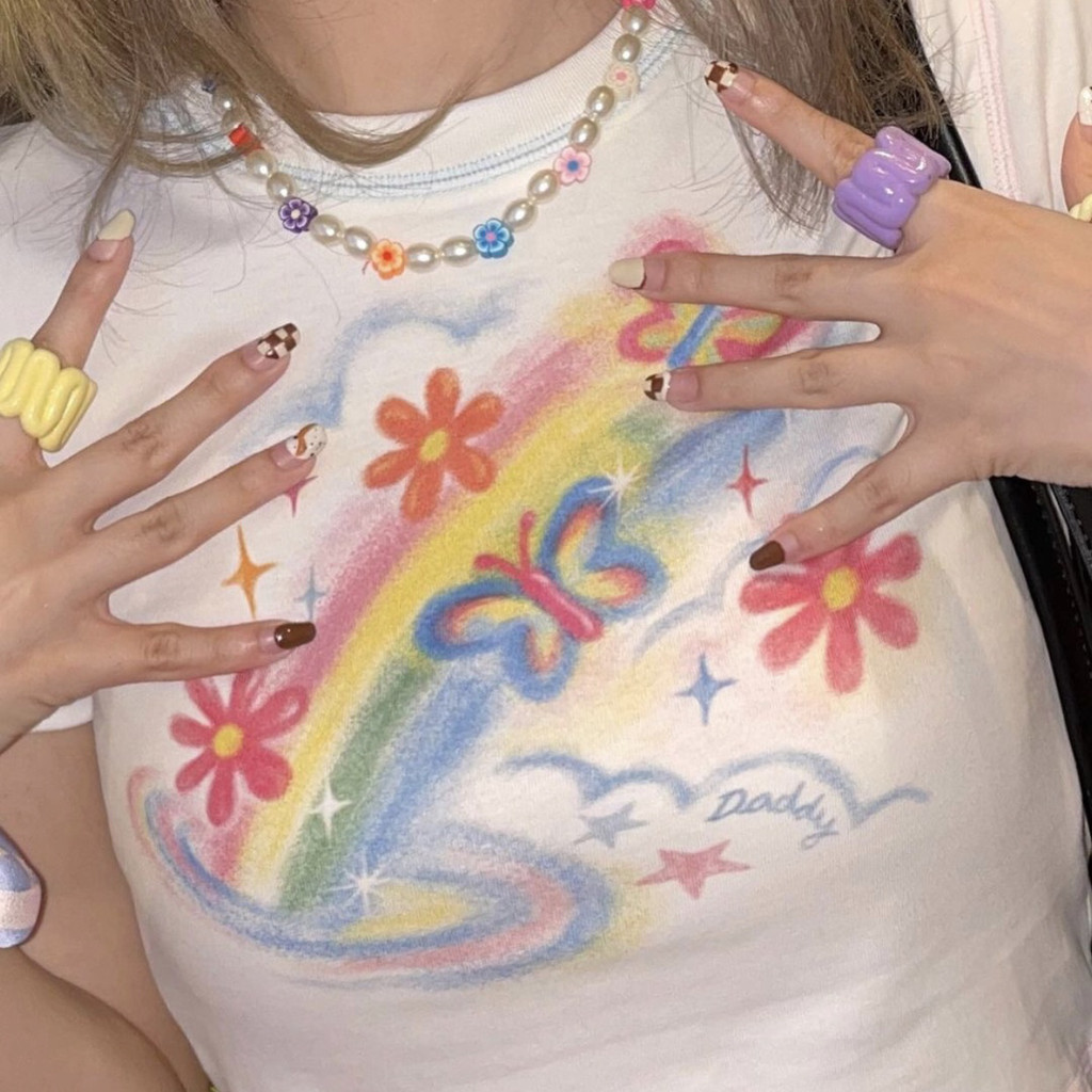 (จัดส่งตลอด 24 ชั่วโมง）OOOK Official เสื้อครอปเอวลอย เสื้อครอปแฟชั่น ครอปท็อป คอกลม ผ้านิ่ม ลายการ์ตูน สีขาว สีพาสเทล