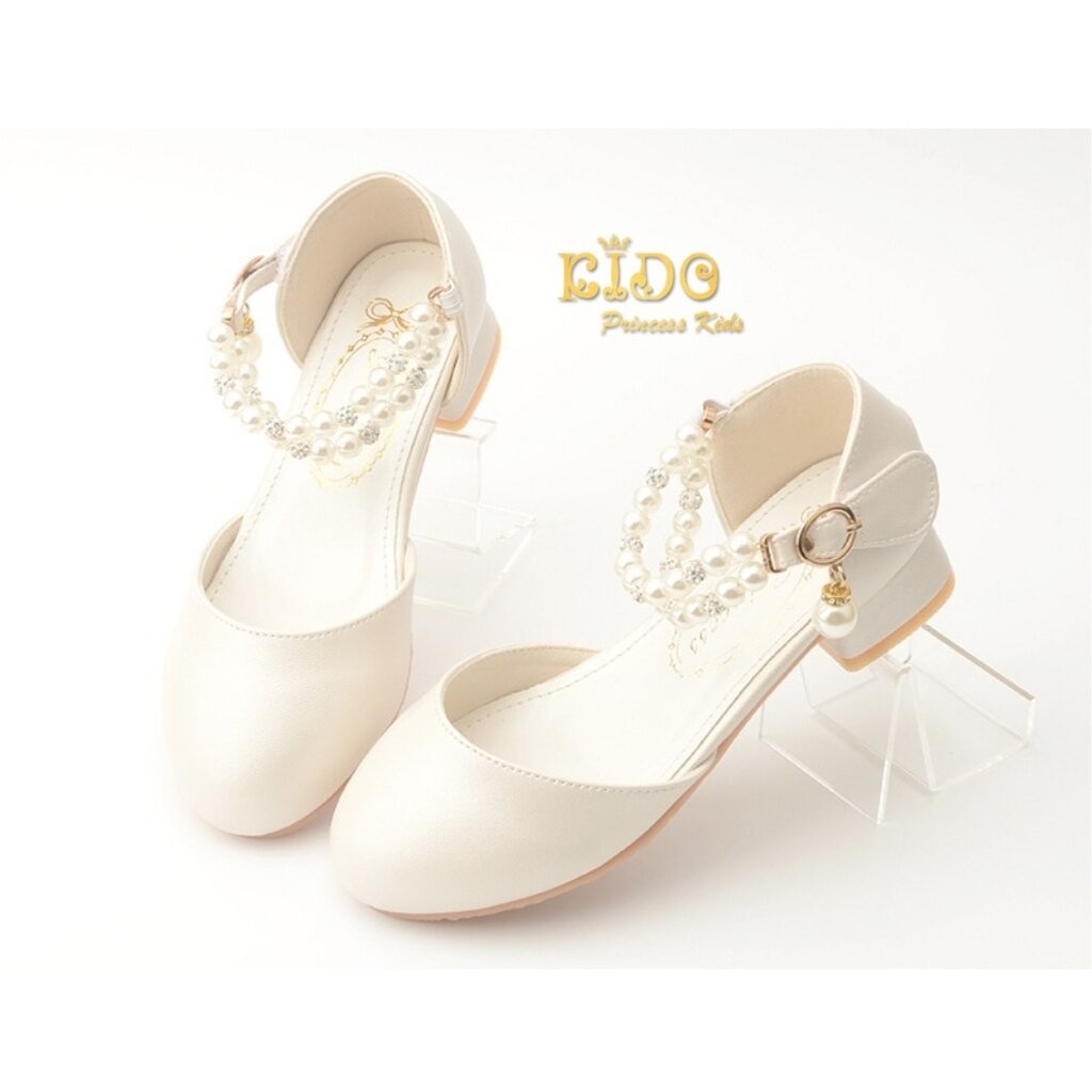 Tรองเท้าเด็ก(หน้าร้านอยู่รัชดา ลองได้)H180สีขาว เปิดข้าง ประดับห้อยมุกตรงสายรัดรองเท้า สวยสุดเก๋