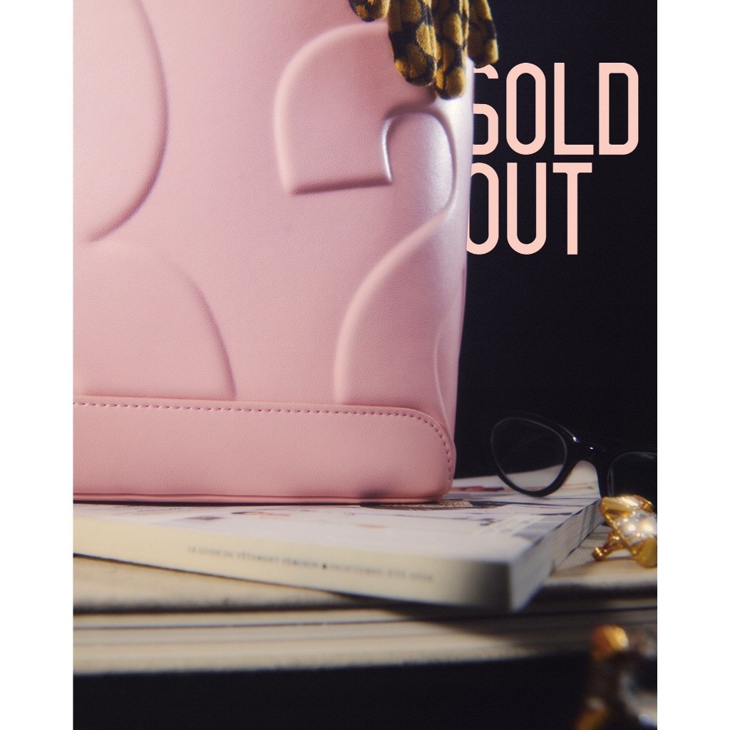 【สินค้าพร้อมส่ง】100%แท้ Rally The Bag Whisper (Valentine's Limited)  กระเป๋าหนังทรง Bucket ลายโลโก้