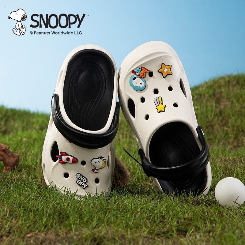 รองเท้าแตะ พื้นนิ่ม กันลื่น แต่งรูกลวง ลายการ์ตูน Snoopy เหมาะกับเดินชายหาด แฟชั่นฤดูร้อน สําหรับเด็กผู้ชาย และเด็กผู้หญิง 2024