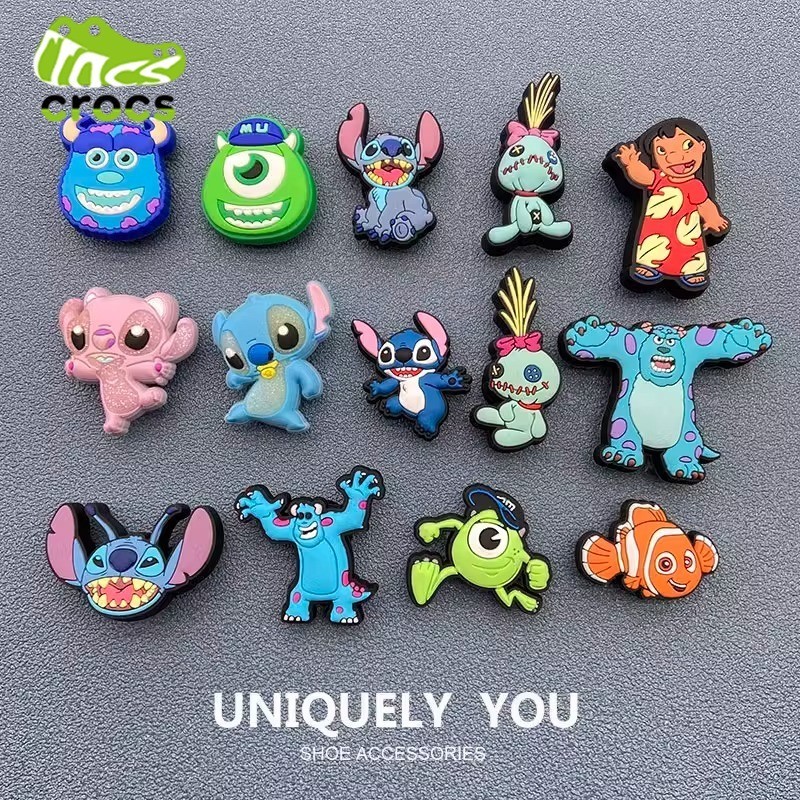 Jibbitz crocs charms รองเท ้ าดอกไม ้ รองเท ้ าหัวเข ็ มขัดการ ์ ตูน Stitch Series Hole รองเท ้ าอุปกรณ ์ เสริม DIY Monster University