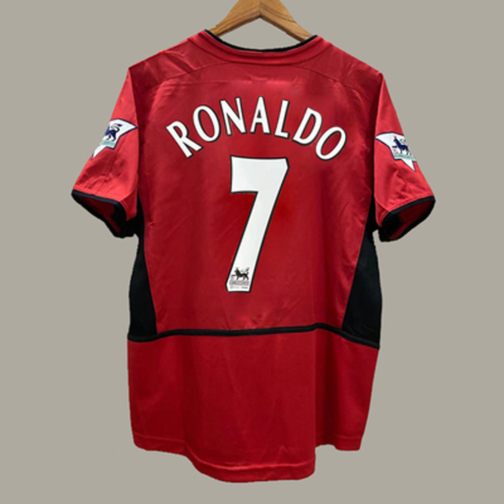 Jersey แมนยูไนเต็ดแบบคลาสสิก เหย้าและเยือน พร้อมลายเซ็นนักเตะชื่อดัง Ferdinand, Cristiano Ronaldo, V