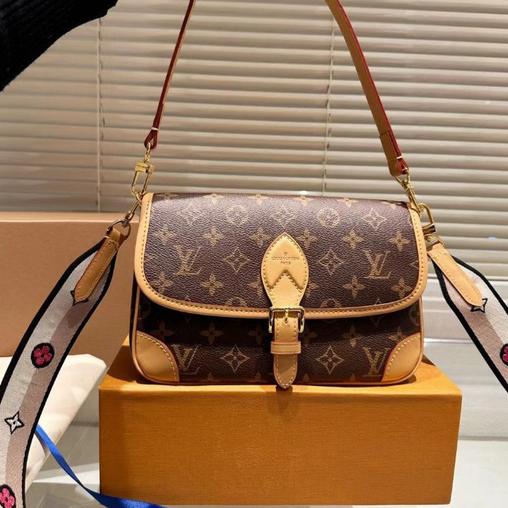ยุโรปอเมริกันคลาสสิกแฟชั่น Baguette ฟรี Messenger กระเป๋า Flap พิมพ์หนังแท้ Retro One-Shoulder Messenger กระเป๋า LL999999-0506