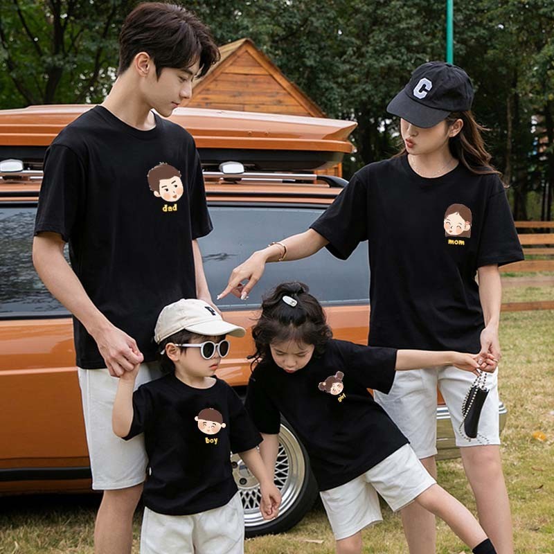 ครอบครัวชุดจับคู่น่ารักรูปแบบพิมพ์ พ่อ แม่ เด็กเสื้อยืดสีแดงสีดําสีม่วงครอบครัวเสื้อครอบครัวจับคู่เสื้อผ้า