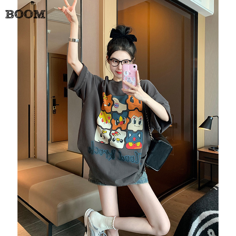 (กรุงเทพจัดส่งสินค้า)BOOM Shop OVERSIZE เสื้อยืดแขนสั้นสีเทาผู้หญิงฤดูร้อนยุโรปรุ่นใหญ่เก๋ไก๋ไม่ซ้ำกัน