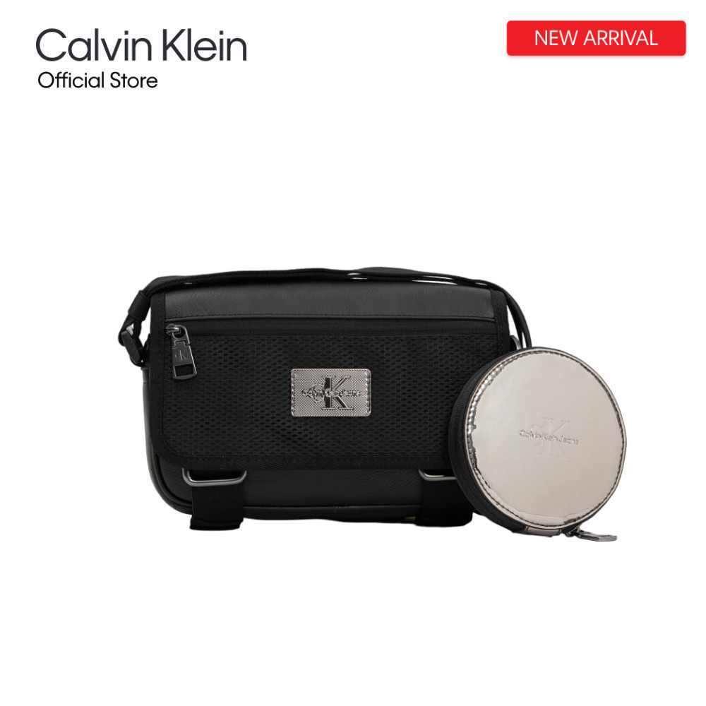 Calvin Klein กระเป๋าสะพายข้างผู้ชาย รุ่น HH3845 001 ทรง Tagged Flap Camera Bag - สีดำ