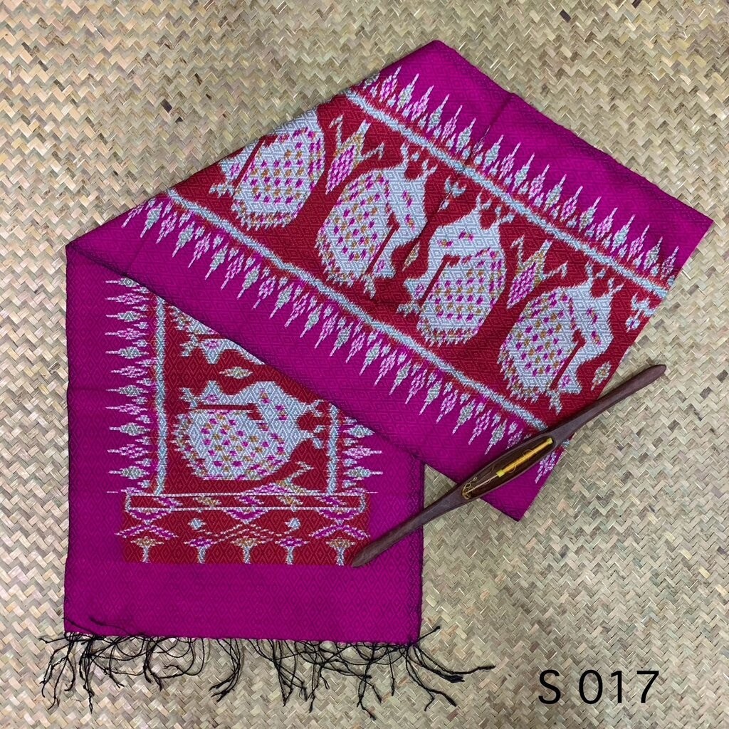 ผ้าพันคอไหม ไหมแท้ ยกดอกลูกแก้ว 6ตะกอ มีหน้านาง ชายครุย ขนาด 35x180ซม. ลายนกยูง พื้นสีม่วง L4E-AA-S0