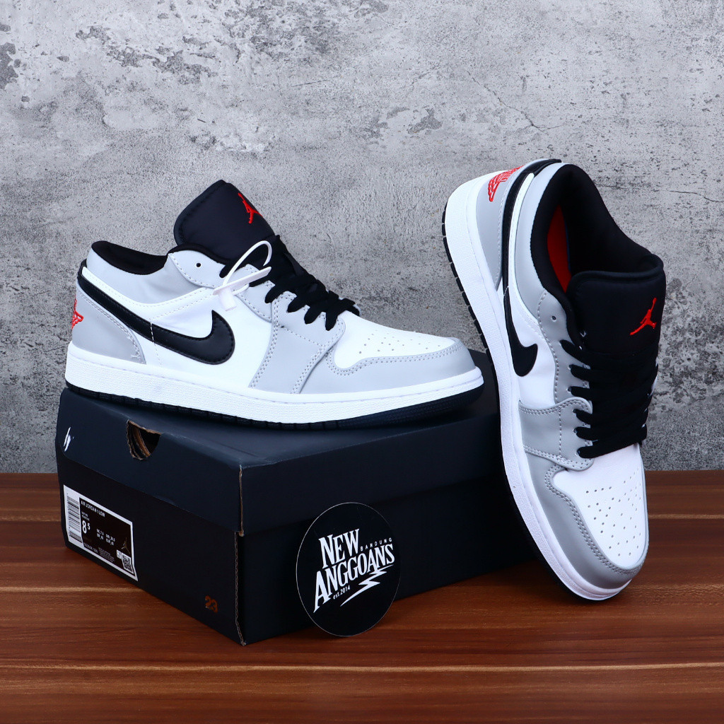 Nike Air Jordan 1 ควันต ่ ํา สีเทา สีดํา