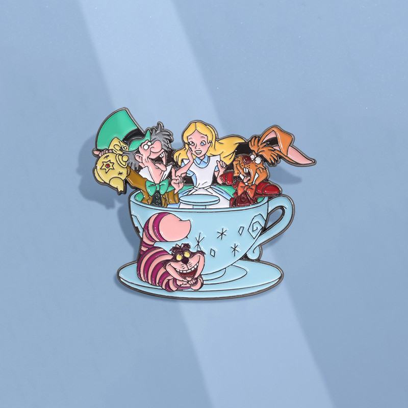 การ์ตูน Alice in Wonderland เข็มกลัดอะนิเมะภาพยนตร์ตัวอักษร Pins เข็มกลัดป้ายโลหะ Pin เครื่องประดับของขวัญสําหรับเพื่อน