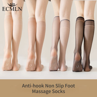 ผู้หญิง Dispensing ลูกวัวถุงน่องผ้าไหมสูงที่มองไม่เห็นโปร่งใ…