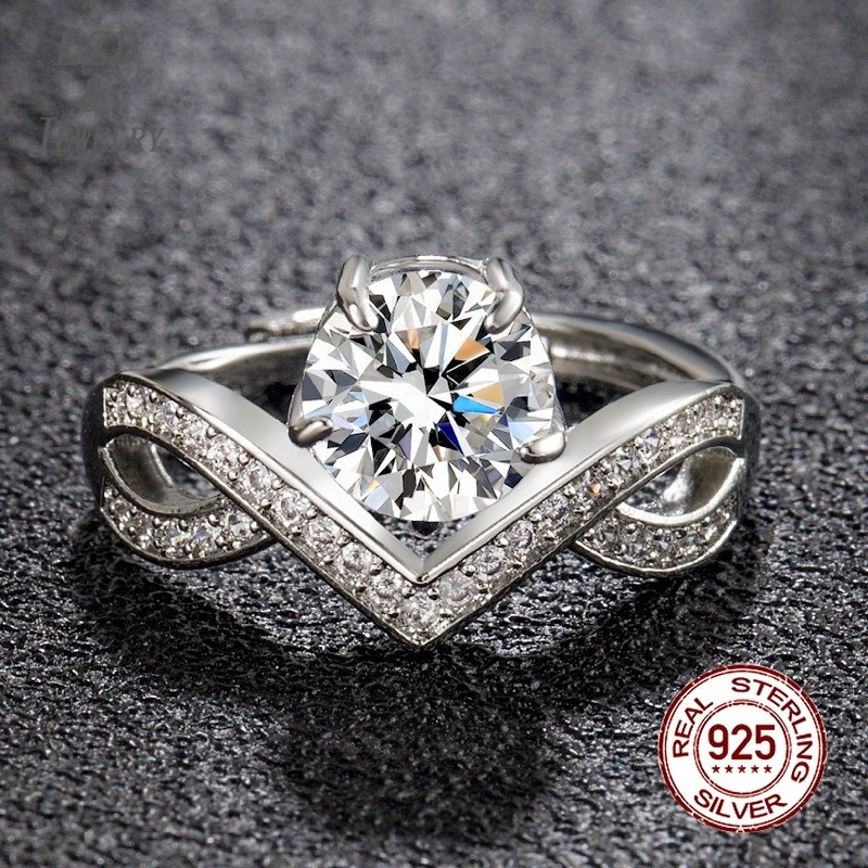 LVD Crown Interทอ 2-Cat Moissanite Ring