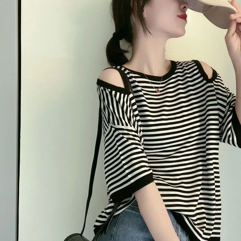 【Tshirt Oversize】เสื้อยืดแขนสั้น คอกลม เปิดไหล่ ลายทาง ทรงหลวม สไตล์เกาหลี พลัสไซซ์ แฟชั่นฤดูร้อน สําหรับผู้หญิง รองรับ 150 กก.