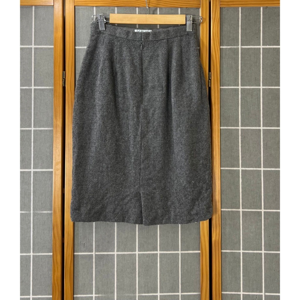 *B495) Madame Second ไซส์ S M กระโปรงผ้า wool สีเทา สภาพสวย เอว 25 สพ 36 ยาว 23 แหวกหลัง ซิปหลัง มีซ