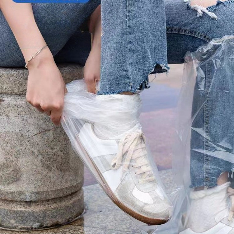 10 ชิ้น ที่ครอบรองเท้ากันฝน ถุงคลุมรองเท้า รุ่นยาว แบบหนา แบบใช้แล้วทิ้ง ทำจากวัสดุ PE ยืดหยุ่นเบา กันน้ำและคราบสกปรก