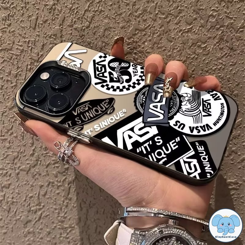 คู่รัก Graffiti โลโก้แบรนด์แฟชั่นอังกฤษ เคสเลนส์โลหะชุบหรูหรา iPhone 11 13 14 15 12 Pro Max XR 15 8 7 Plus SE X XS Max