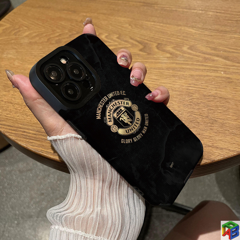 สีดําทองรุ่นManchester Unitedทีมโลโก้Iphone15/16/17promax 14plus iPhone 7/8Plusเคสโทรศัพท์13Promax/Xs/11PromaxSheepskin Soft Case