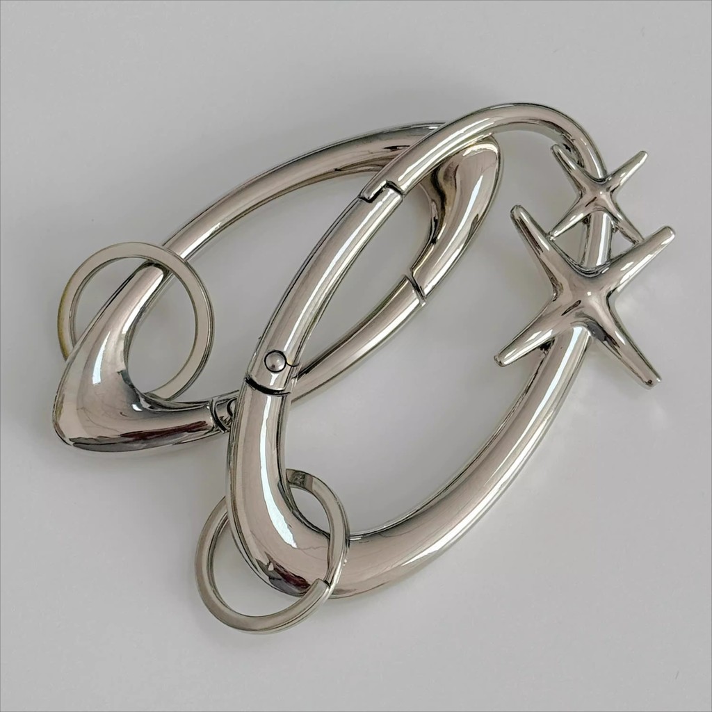 Unisex Essential Belt Icon Carabiner Blackout พวงกุญแจรูปไข่เข็มขัดหัวเข็มขัดคู่ Sliver Key แหวนผู้หญิงผู้ชายกระเป๋าอุปกรณ์เสริม