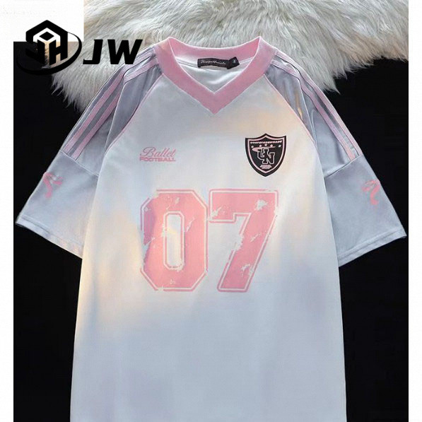 ชื่อและหมายเลขที่กำหนดเองฟรี เสื้อเจอร์ซีย์สีชมพูสำหรับคู่รัก เสื้อยืดฟุตบอลขนาดใหญ่สำหรับผู้ชาย สไตล์อเมริกัน แขนสั้น ปะไหล่ เสื้อผู้หญิง 2025 เทรนด์ร้อน