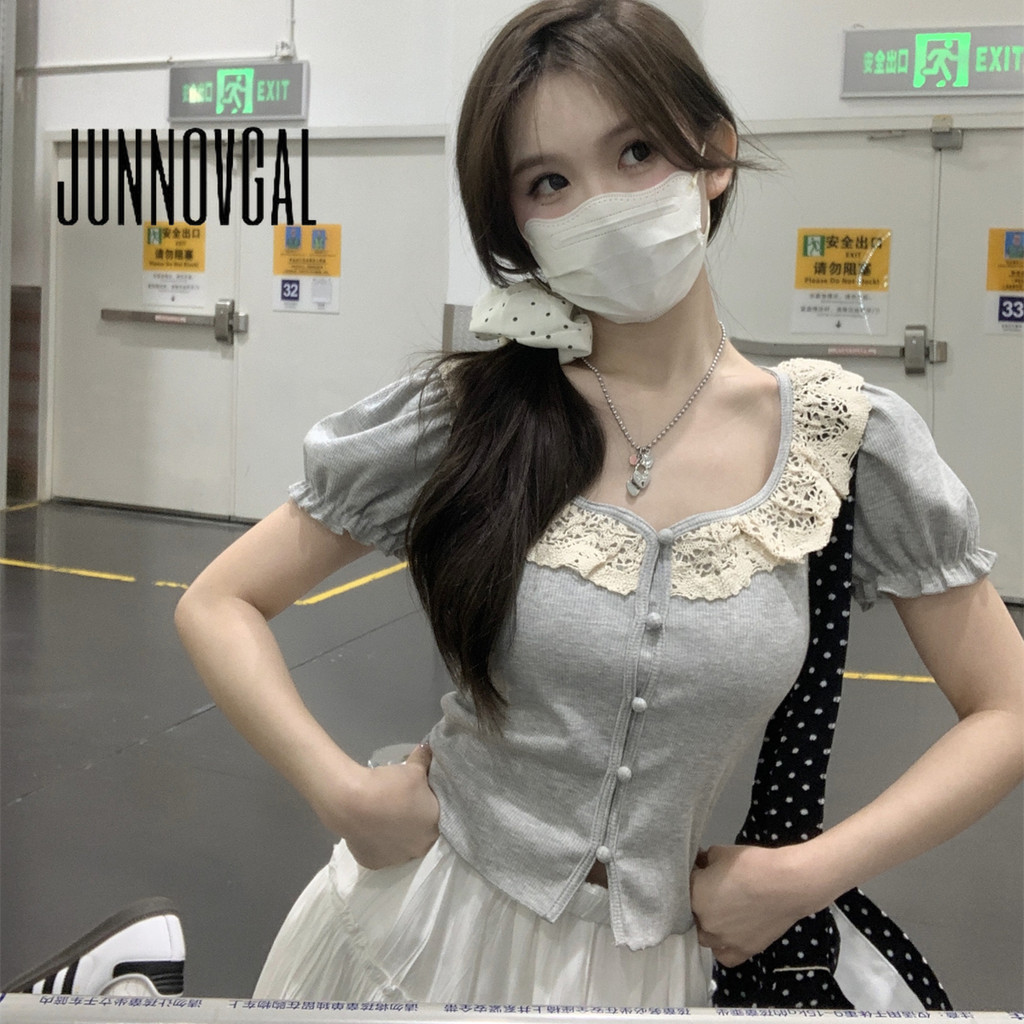 JUNNOVGAL เสื้อคาร์ดิแกนผู้หญิงถักสีทึบสไตล์ใหม่แขนสั้นคอวีลูกไม้สลิมฟิต