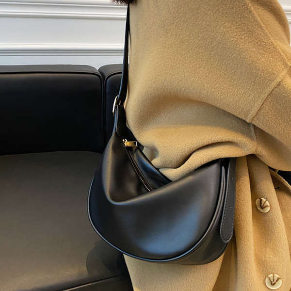 elle bag elle ELLE กระเป๋าใบเล็กสุดพิเศษสำหรับผู้หญิง2024กระเป๋าสะพายข้างแบบลำลองแฟชั่นใหม่สีดำแมทช์ลุคง่าย