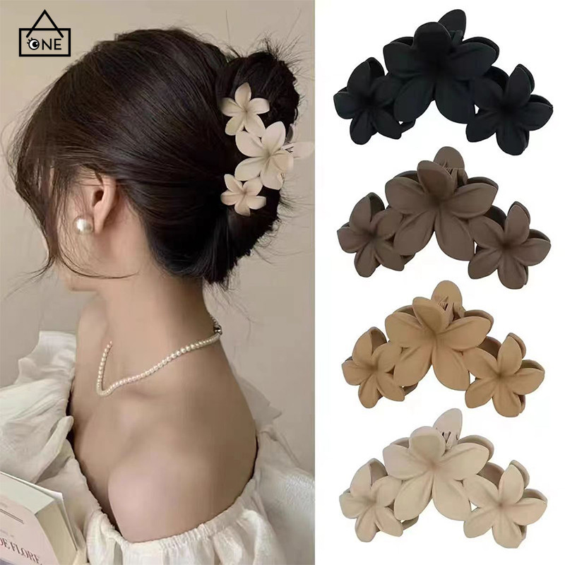 COD❤️ร้อยผม Claw คลิป Pants ผม Headwear สามดอกไม้ Frosted Shark คลิปสำหรับสุภาพสตรี-a.one