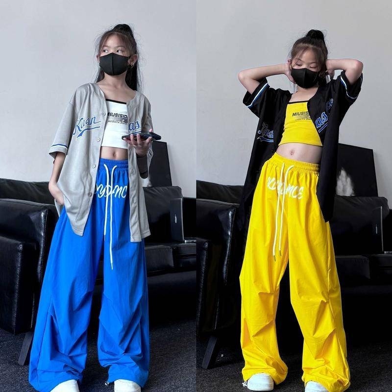 [KeDaYa] พร้อมส่ง เสื้อสายเดี่ยวและกางเกงวอร์มสไตล์เกาหลี เสื้อคาร์ดิแกนเบสบอลวินเทจอเมริกัน ชุดเต้นแจ๊สเด็ก ชุดฮิปฮอปสำหรับเด็กผู้หญิง Y2K OOTD