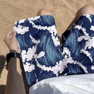 MANSTR 【13รูปแบบ】กางเกงขาสั ้ นลายดอกไม ้ ย ้ อนยุคสีดําสีขาวฤดูร ้ อนชายหาดกางเกงขาสั ้ นฮาวายสําหรับผู ้ ชายและผู ้ หญิง