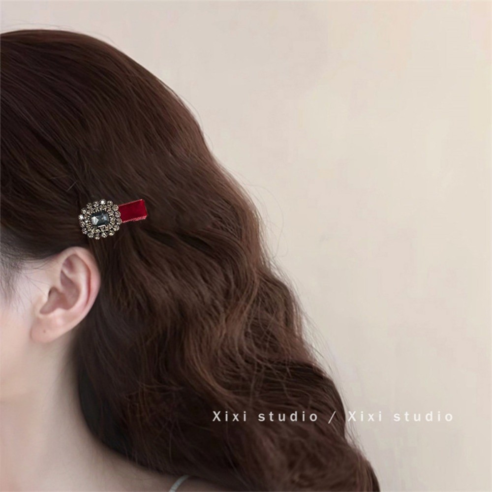 กิ๊บติดผมกํามะหยี่ พลอยเทียม สีแดงสไตล์ใหม่เครื่องประดับผมหน้าม้าด้านข้างคลิป ใบเรียกเก็บเงินเป็ด คลิปฤดูใบไม้ร่วงฤดูหนาว กิ๊บ